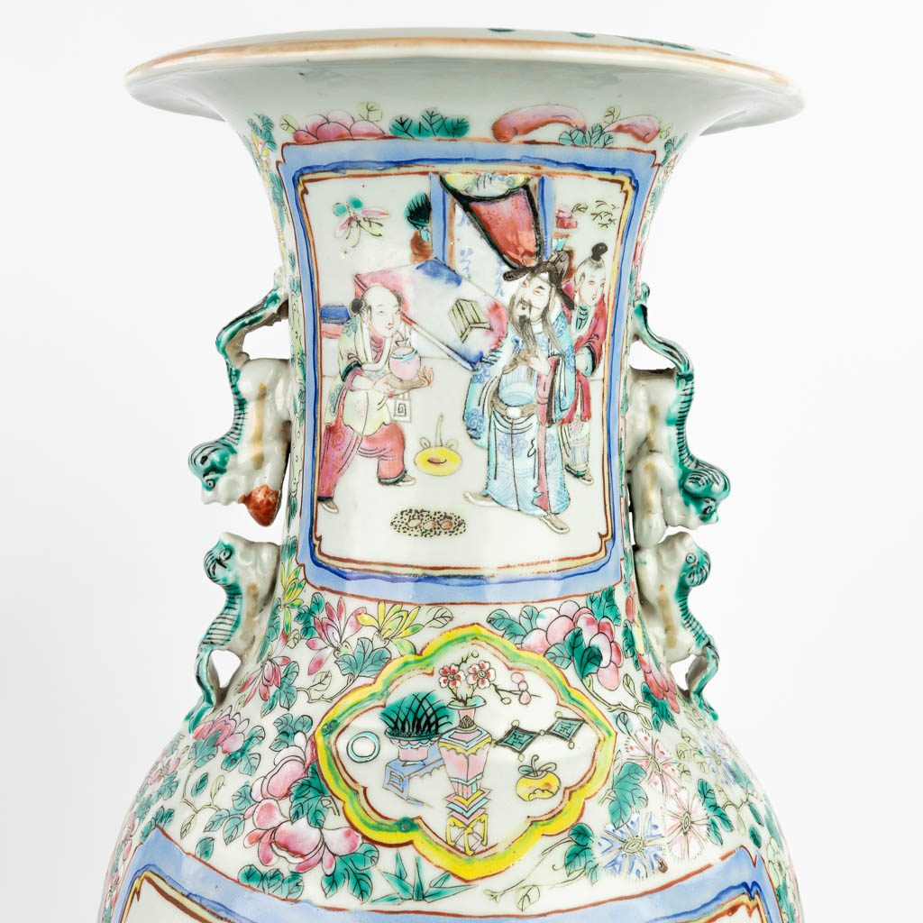A pair of Famille Rose Chinese vases made of porcelain and decorated with emperors. (H:60cm)