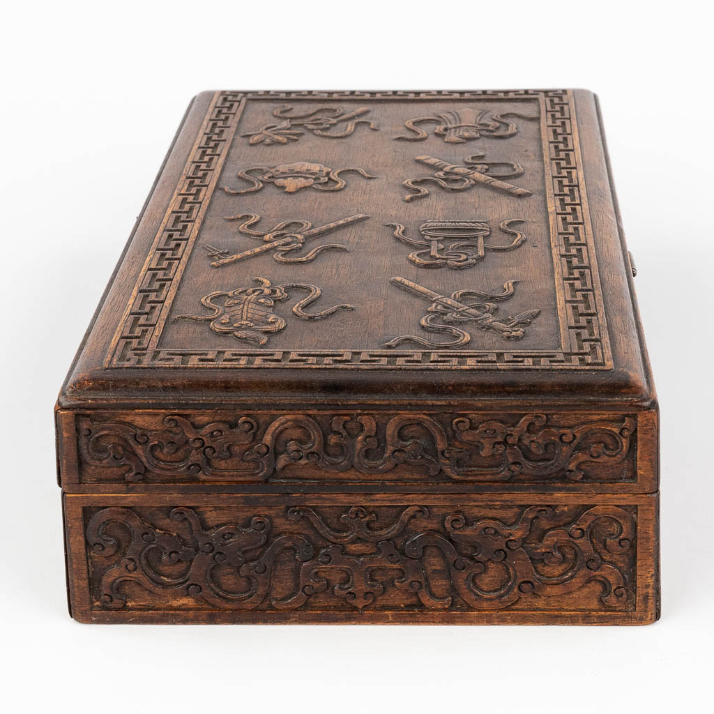 A Chinese chest with wood-sculptures 