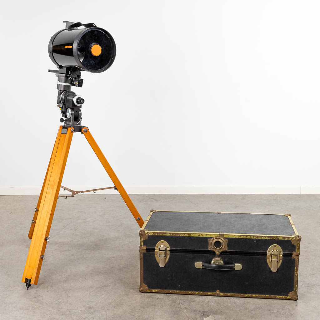 Celestron, een sterrenkijker op een driepikkel. Inclusief een koffer met accessoires. 20ste eeuw. (H:137 cm)
