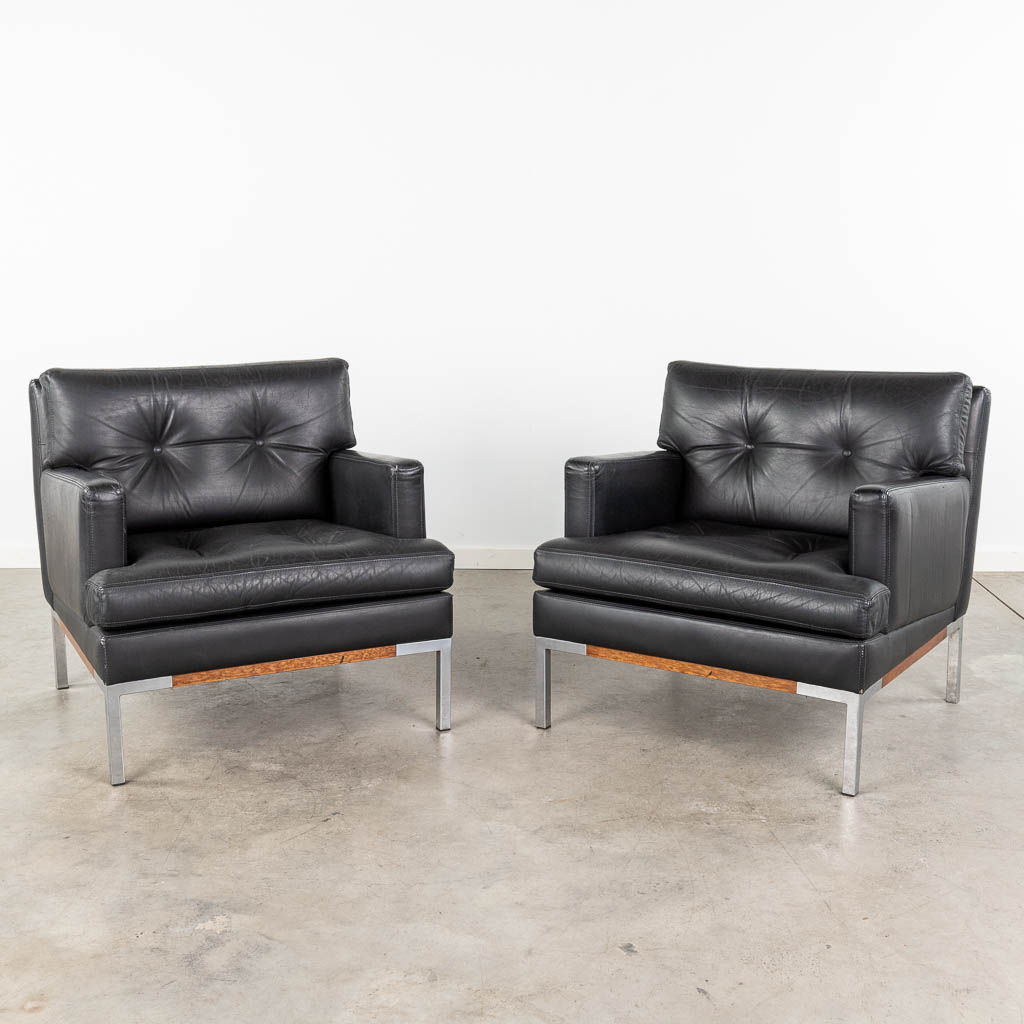 A pair of black leather, mid-century sofas. Circa 1970. (L: 74 x W: 73 x H: 72 cm)