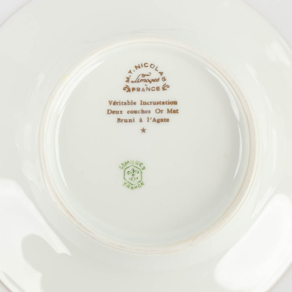 Limoges France, a 99-piece porcelain dinner and coffee service. (D:24,5 x W:30 x H:16 cm)