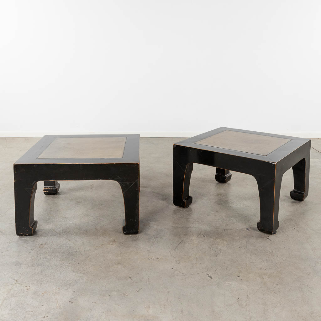 A pair of Chinese coffee tables, black lacquered with a stone top. 19th C. (D:73 x W:73 x H:47 cm)