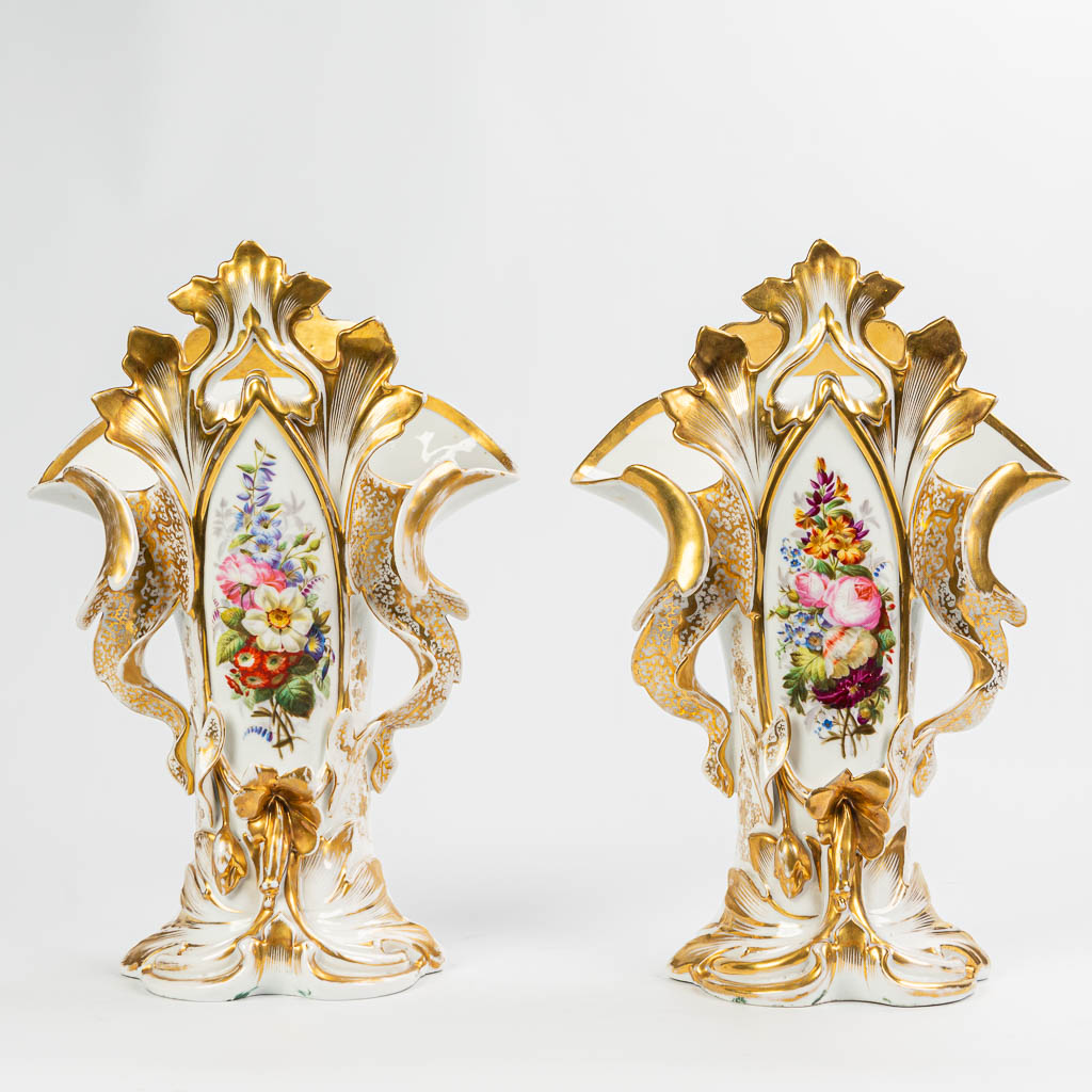 Een paar vazen gemaakt uit porselein met handgeschilderd bloemendecor, Vieux Bruxelles