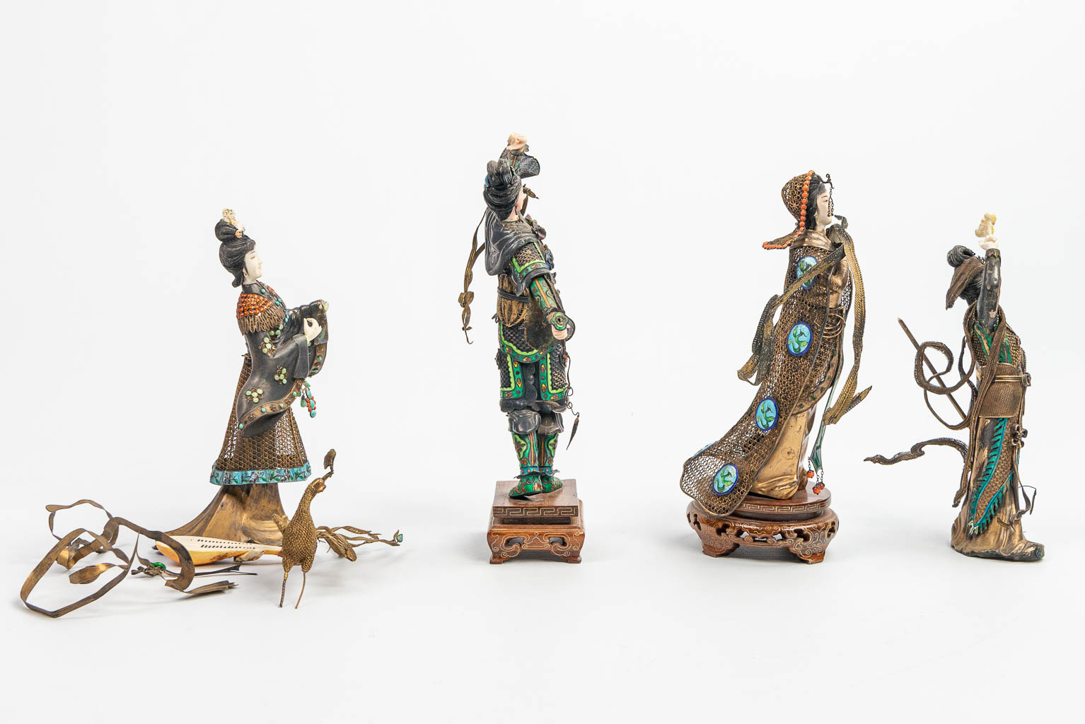 Een collectie van 4 dames met wapens en muziek gemaakt uit zilver, afgewerkt met filigraan, closionné email, koraal en edelsten