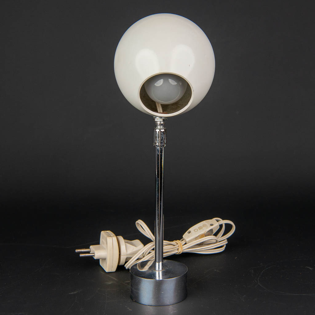 A mid-century desk lamp made of metal and mounted on a chrome base. (H:31cm)