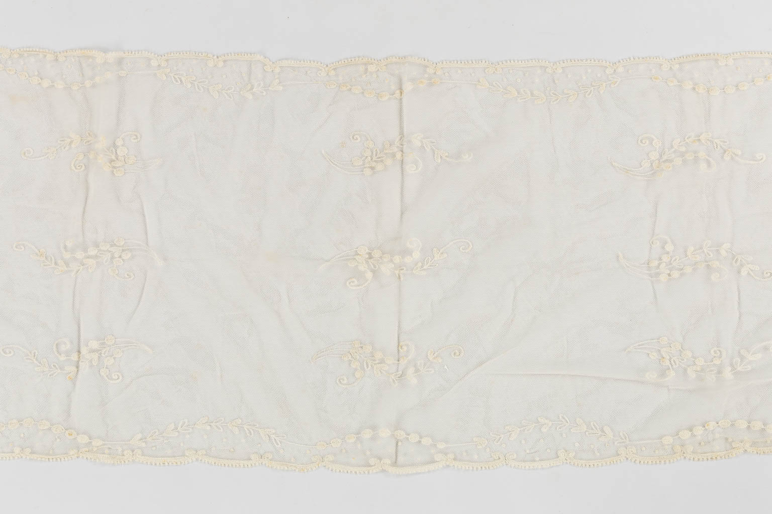 A large piece of antique lace, Lierse, Belgium. 19th C. (L:36,5 x W:130 cm)