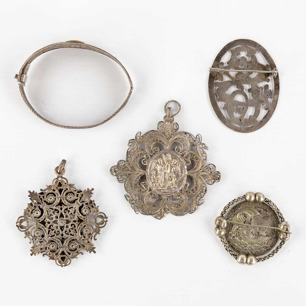 A collection of silver brooches, pendants and bracelets, Filigrane silver. 90g. (H:7 cm)
