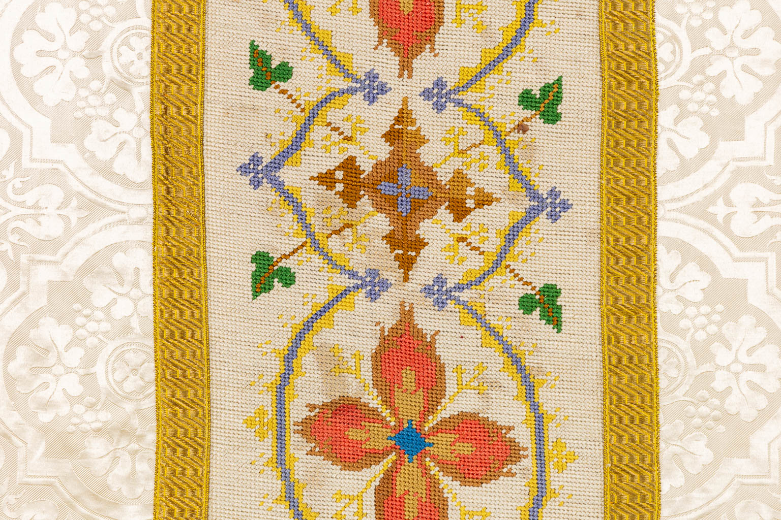 Een Schoudervelum en 4 Romeinse Kazuilfels, borduurwerken met een IHS logo, Floraal decor. 