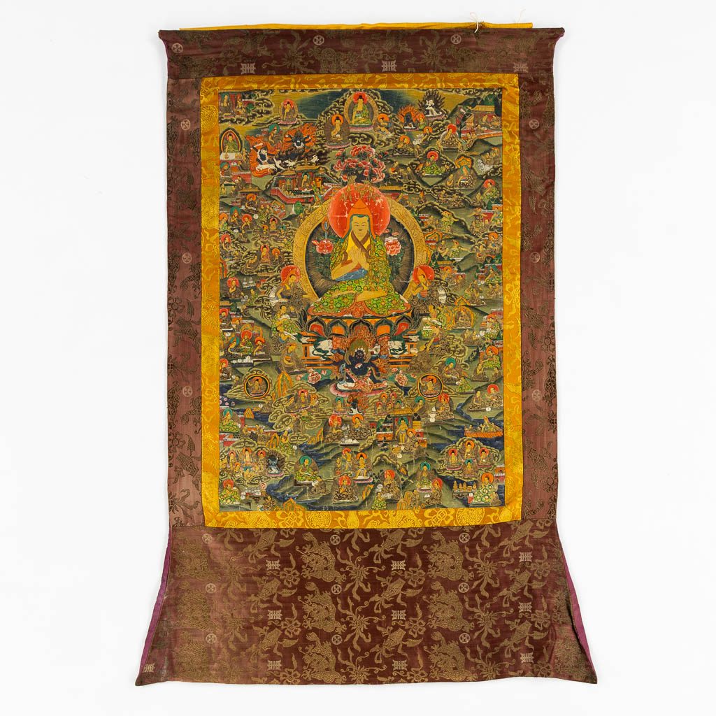  Een Oosterse Thankga, geschilderd op zijde. (W:79 x H:127 cm)