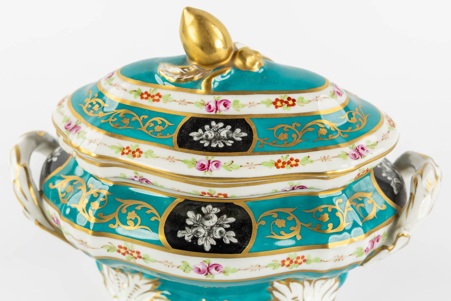 Pillivuyt, Paris, a tureen on a plate and an oval bowl. 20th C. (L:23 x W:36 x H:20 cm)