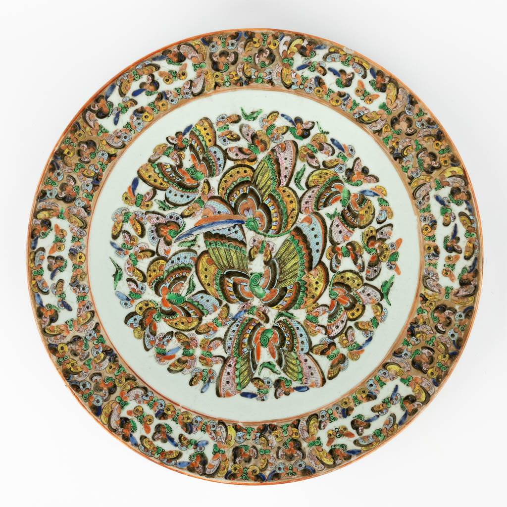 An antique Chinese plate '1000 Butterflies'. 19th/20th C. (H: 6 x D: 41 cm)