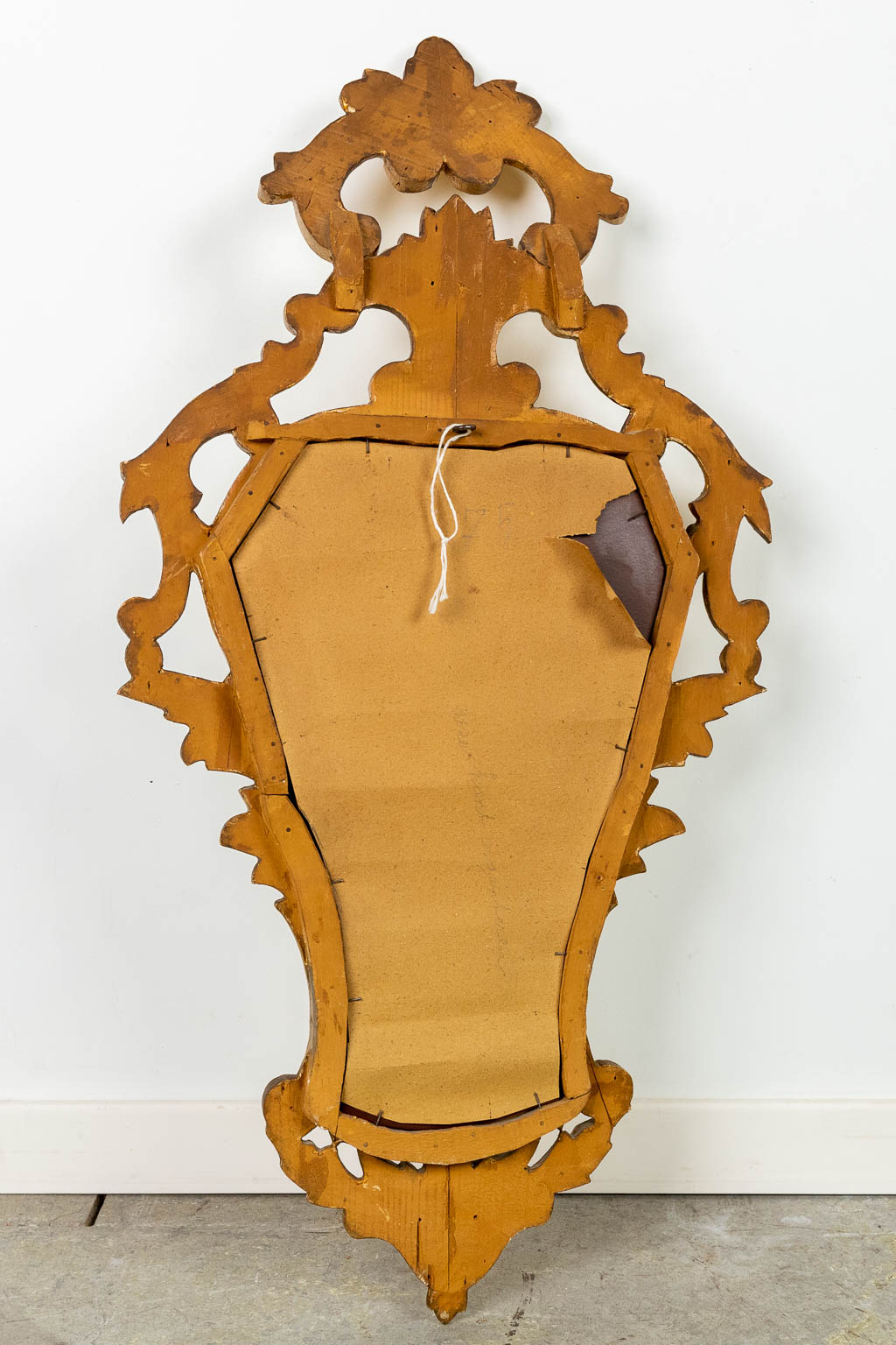 Een antieke spiegel, gesculpteerd en verguld hout, Rococco stijl. Circa 1900. (W:42 x H:82 cm)