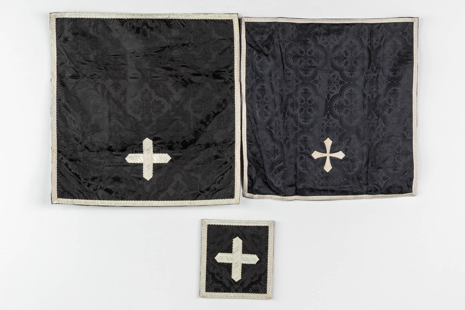 Een set zwarte liturgischegewaden, Romeinse kazuifels, Stola, Manispel en Kelkvelums. 