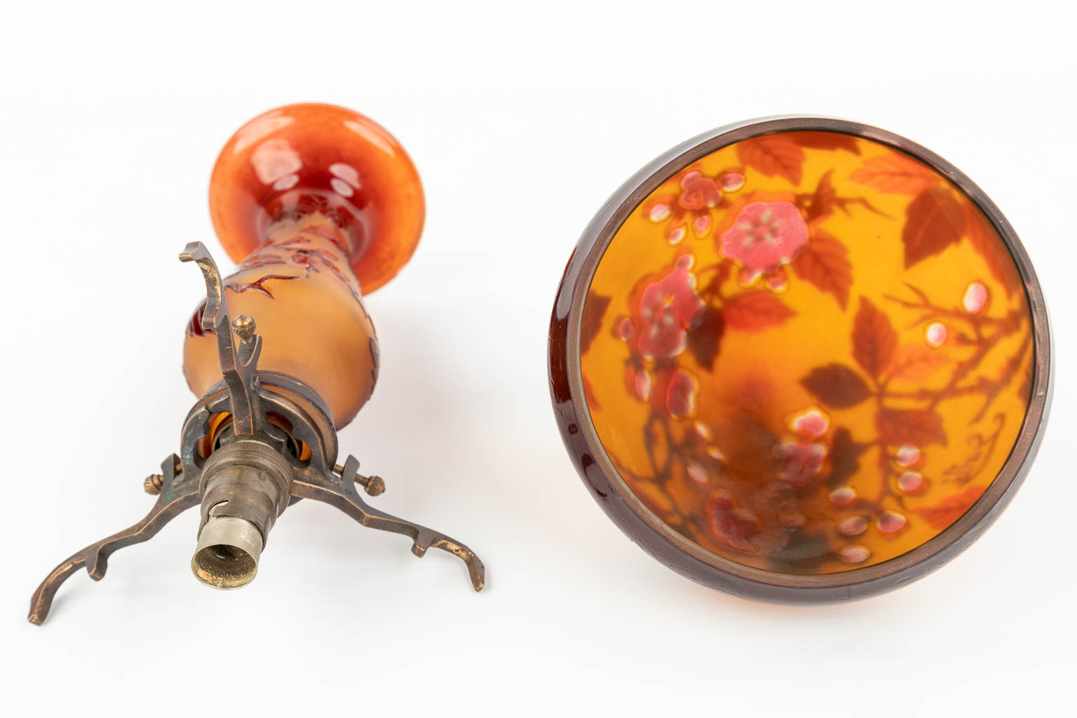 Een tafellamp gemaakt uit pâte-de-verre glas in de stijl van en gemerkt Gallé (H:28cm)