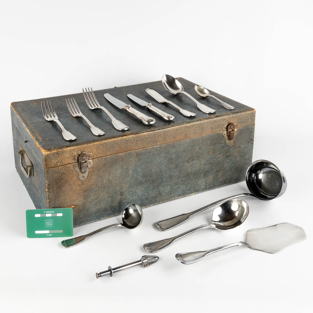 A silver-plated cutlery set in a chest, Wiskemann and Orfèverie de Mouroux. (D:30 x W:49 x H:17 cm)