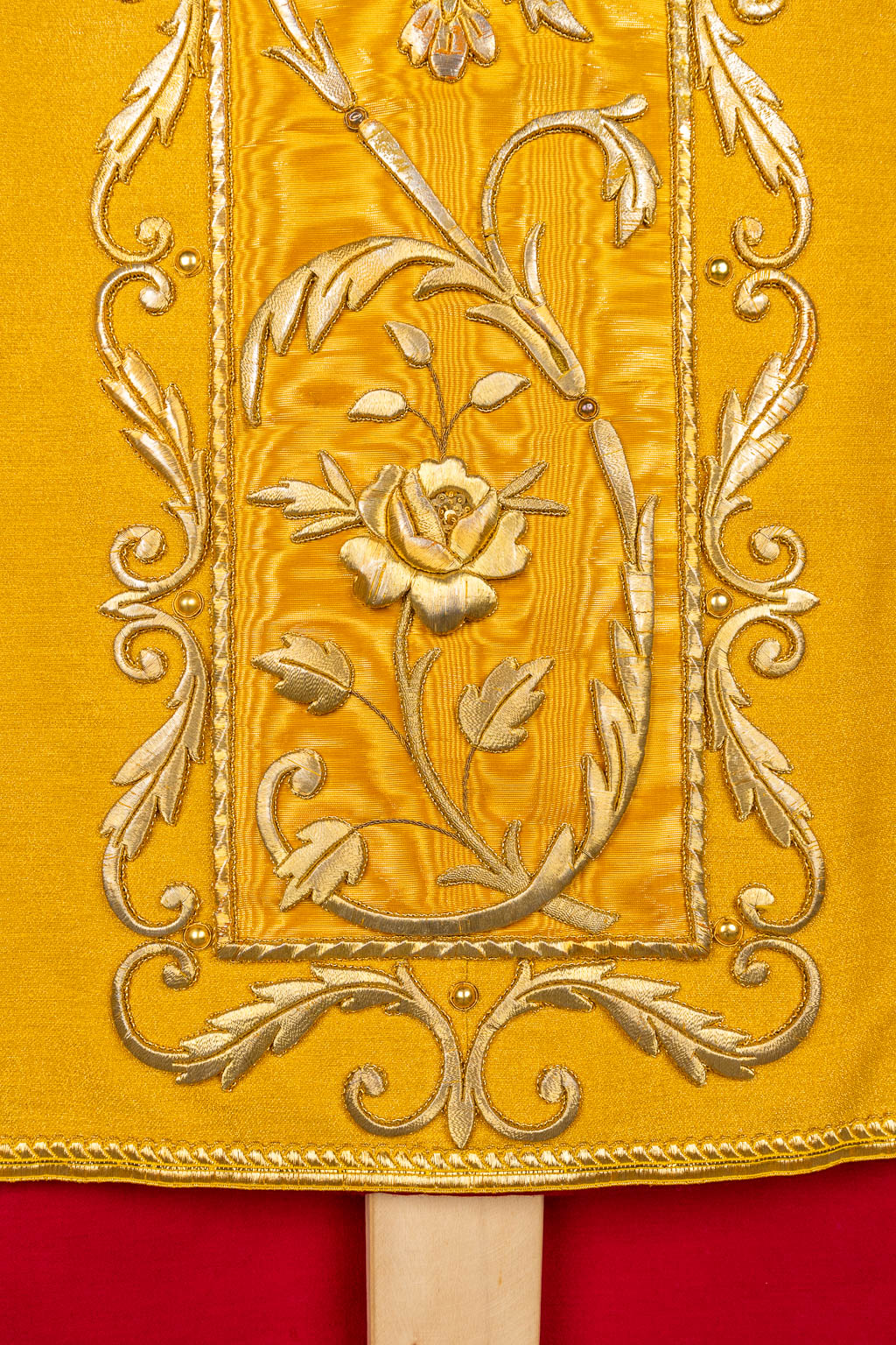 Een collectie van 3 Romeinse Kazuifels afgewerkt met dik goudbrokaat in florale motieven. (H:114 cm)