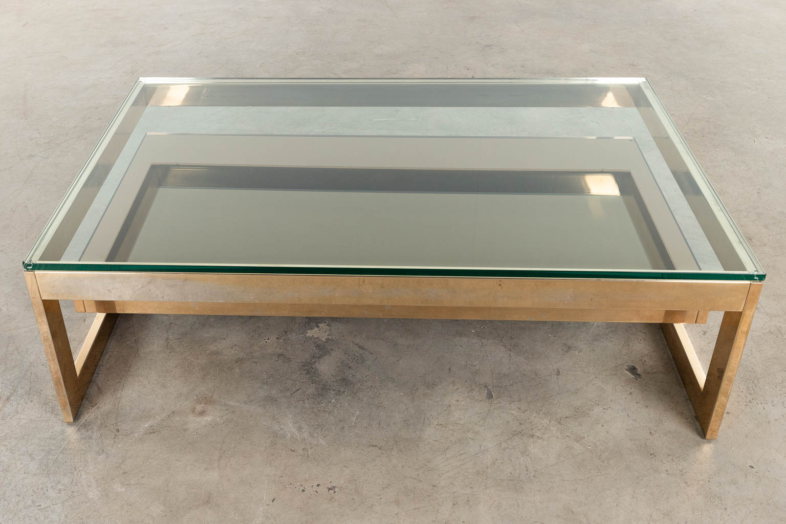Belgo Chrome, A G-Shape coffee table. 20th C. (D:75 x W:120 x H:38 cm)