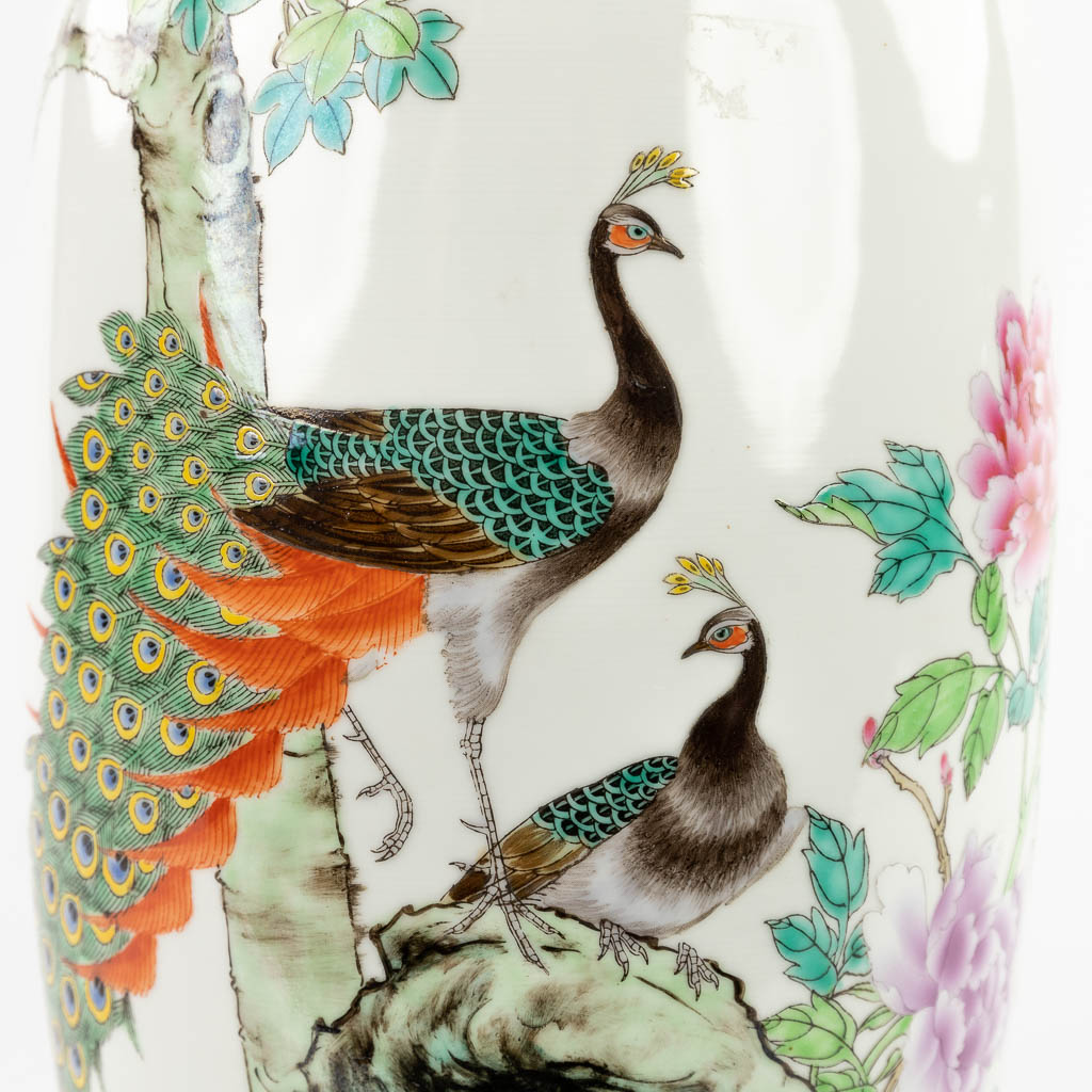 A Chinese vase decorated with peacocks, 20th C. (H:42,5 x D:21 cm)