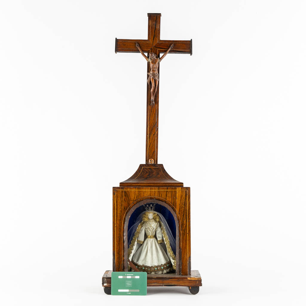 Een kruisbeeld met een kapel, mahoniehout. 19de eeuw. (L:12 x W:24 x H:70 cm)