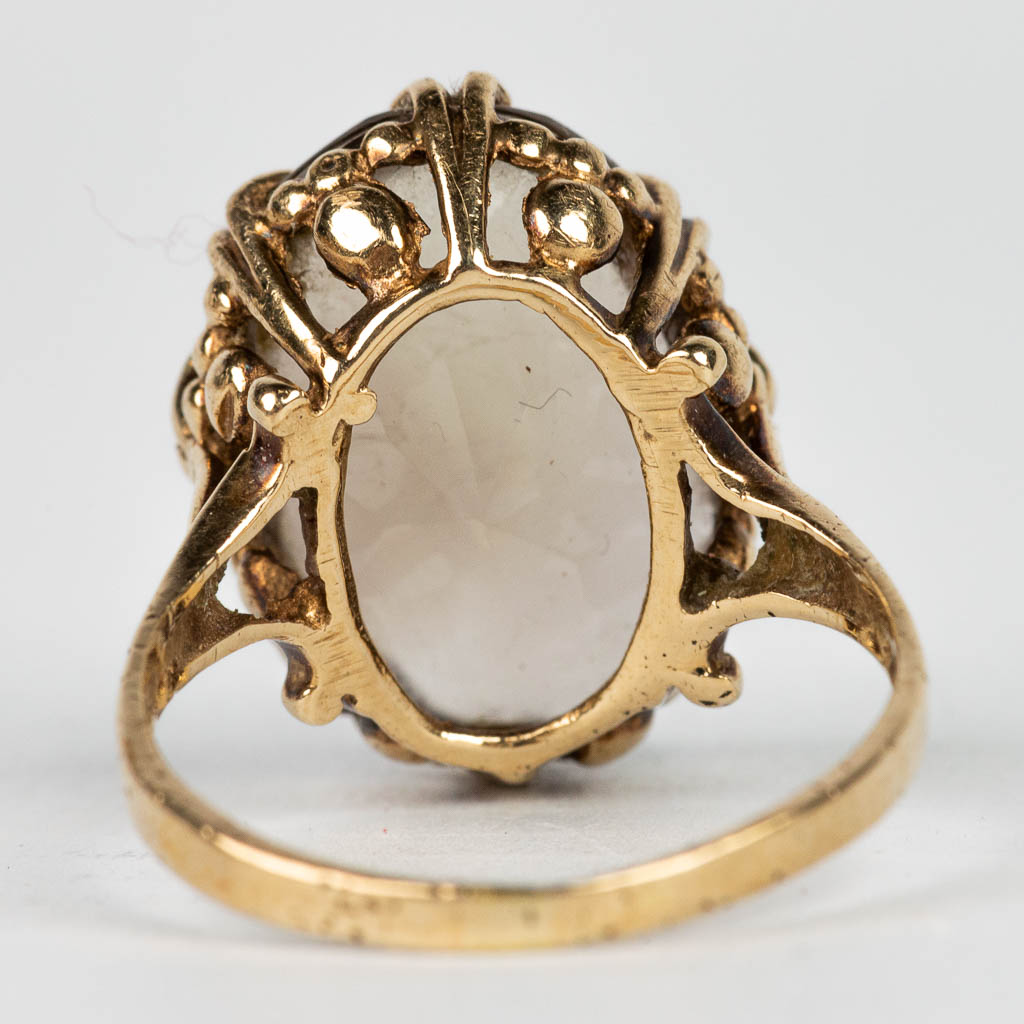 Een ring met bruine natuursteen gemaakt uit 9 karaats geel goud. 