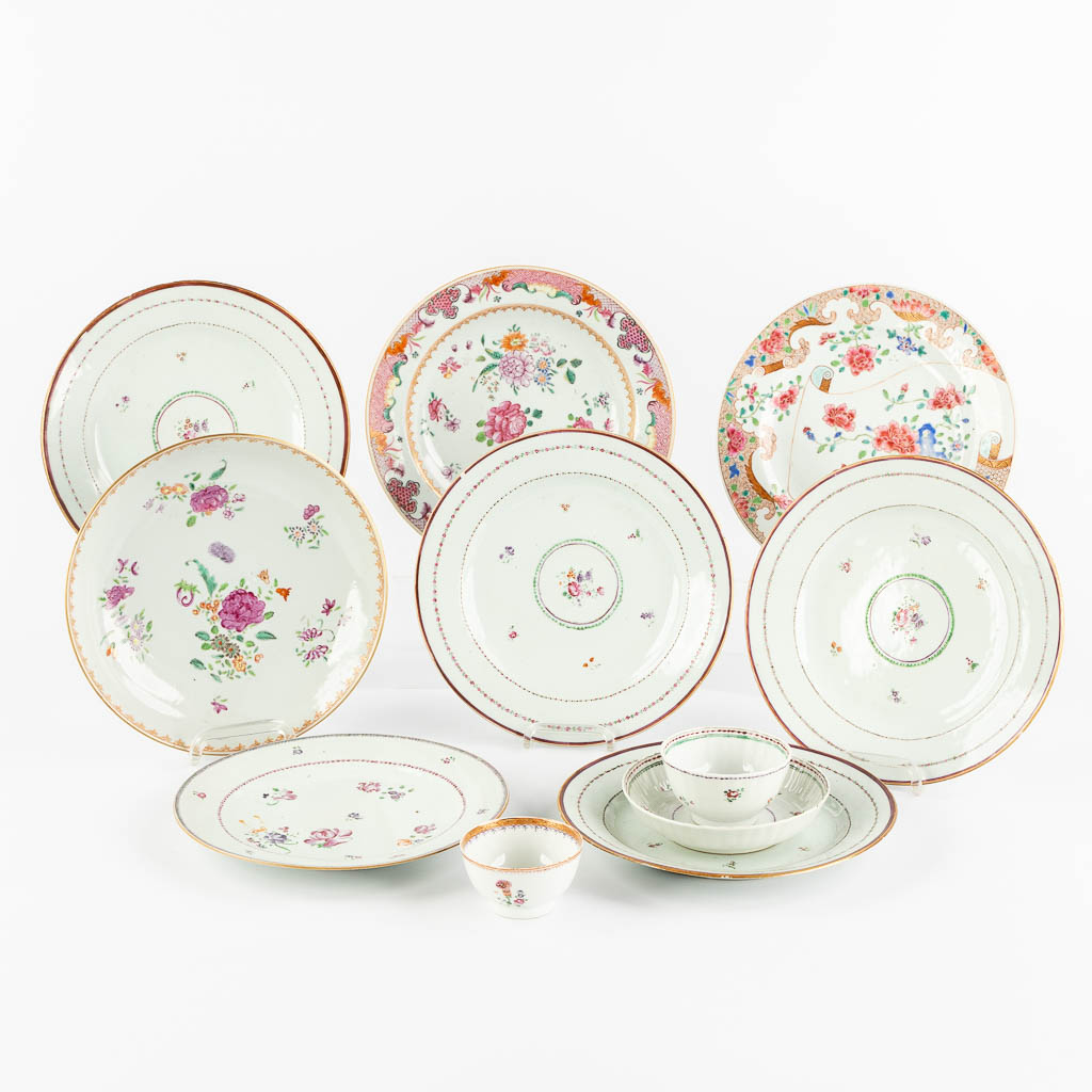 Ten Chinese Famille Rose plates and cups, flower decor. (D:23,5 cm)