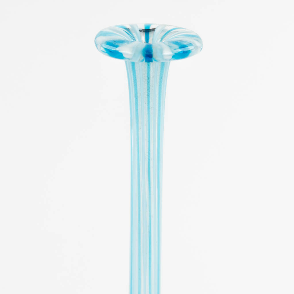 Murano, a blue and white glass vase with elongated neck. (H:28 x D:9 cm)