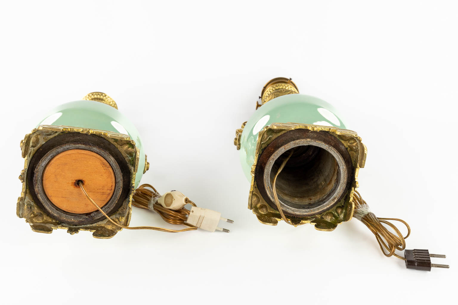 A pair of oil lamps, earthenware with a luster glaze and mounted with bronze. 20th C. (D:16 x W:17 x H:46 cm)