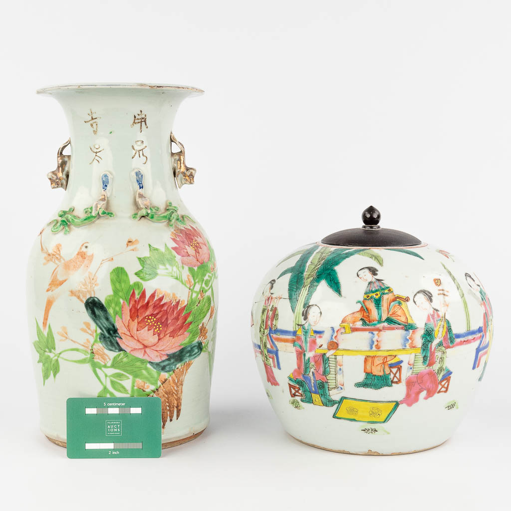 Een Chinese vaas en een dekselvaas, met decor van fauna en flora en hofdames. 19de/20ste eeuw. (H: 34 x D: 18 cm)