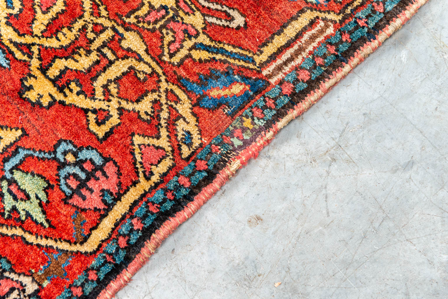An Oriental hand-made carpet, Bakthiari (312 x 215 cm) 