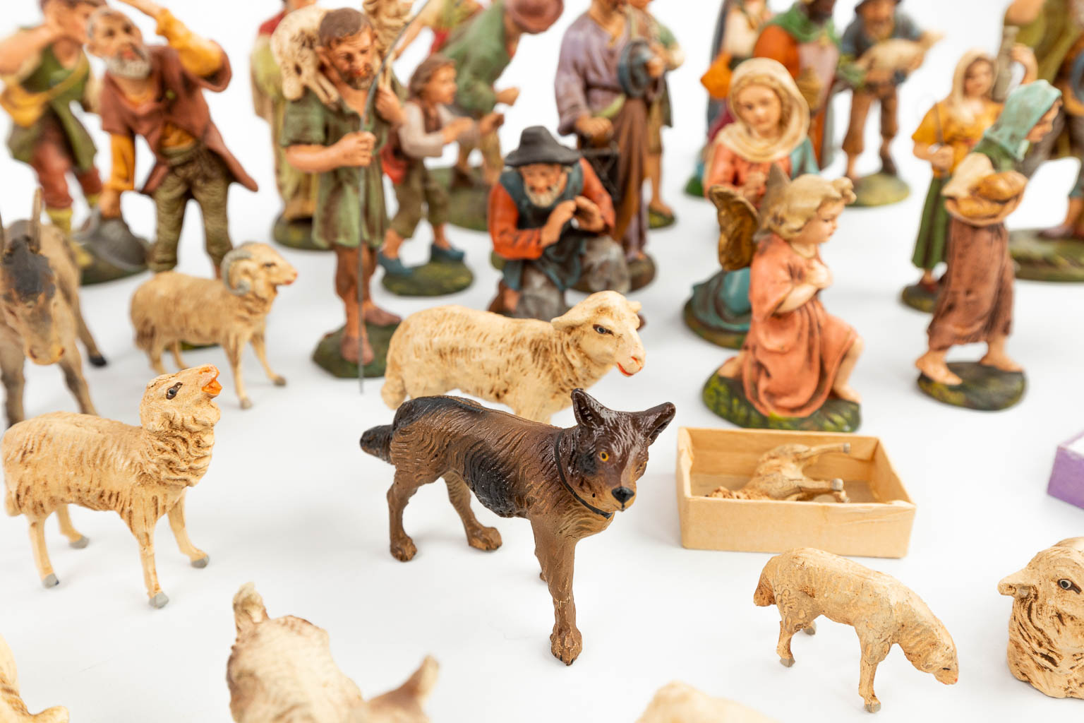 Een grote en uitgebreide kerststal met figuren en dieren gemaakt uit papier maché. 