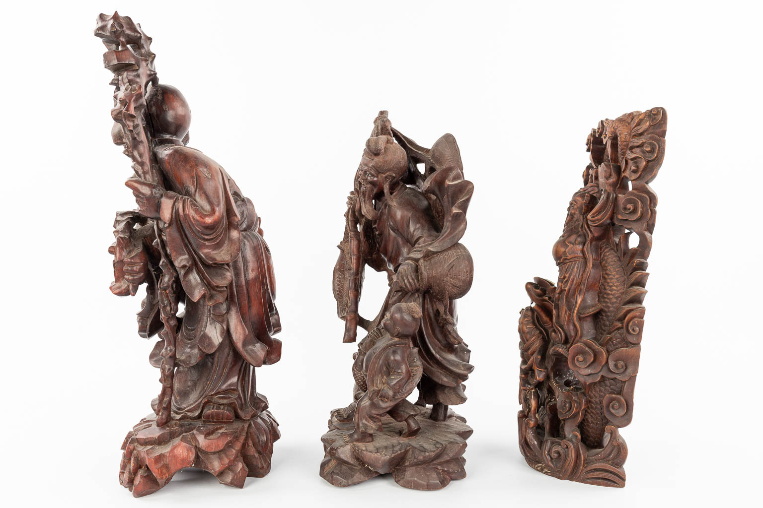 Een collectie van 3 Oosterse houtsculpturen met afbeelding van wijzen. 19de/20ste eeuw. (H:51cm)