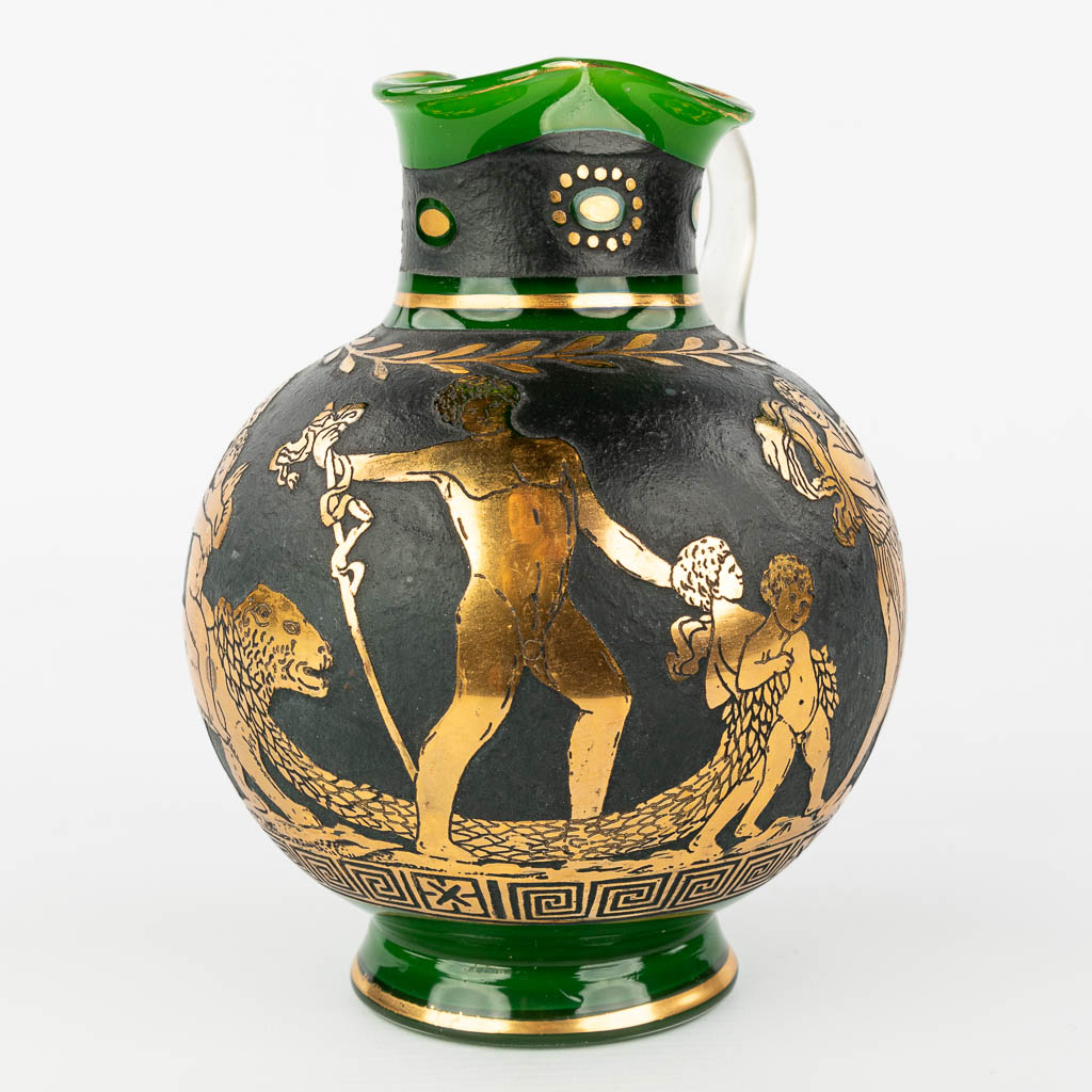 Een vaas gemaakt uit groen glas met een geëtste Romeinse scène. (H:19cm)