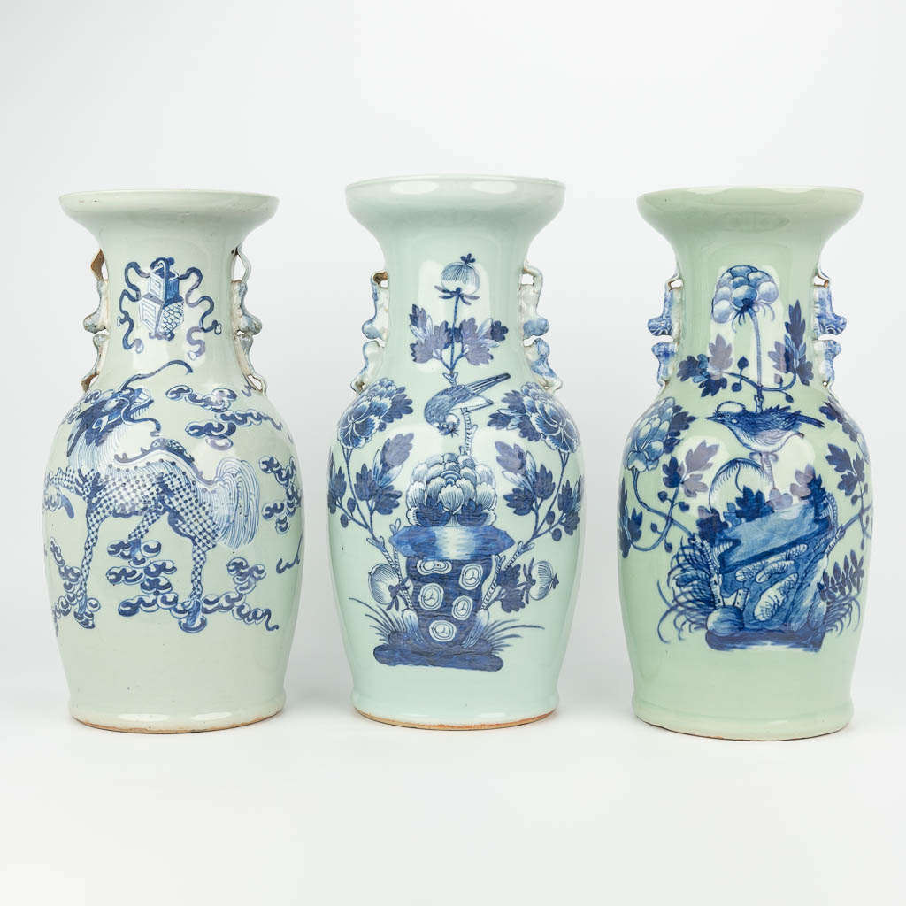 Lot 053 Een collectie van 3 vazen gemaakt uit Chinees porselein met blauw-wit decor. (H:42cm)