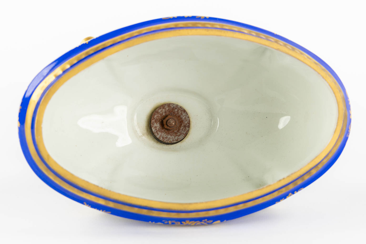 Pillivuyt, Paris, a tureen on a plate and an oval bowl. 20th C. (L:23 x W:36 x H:20 cm)