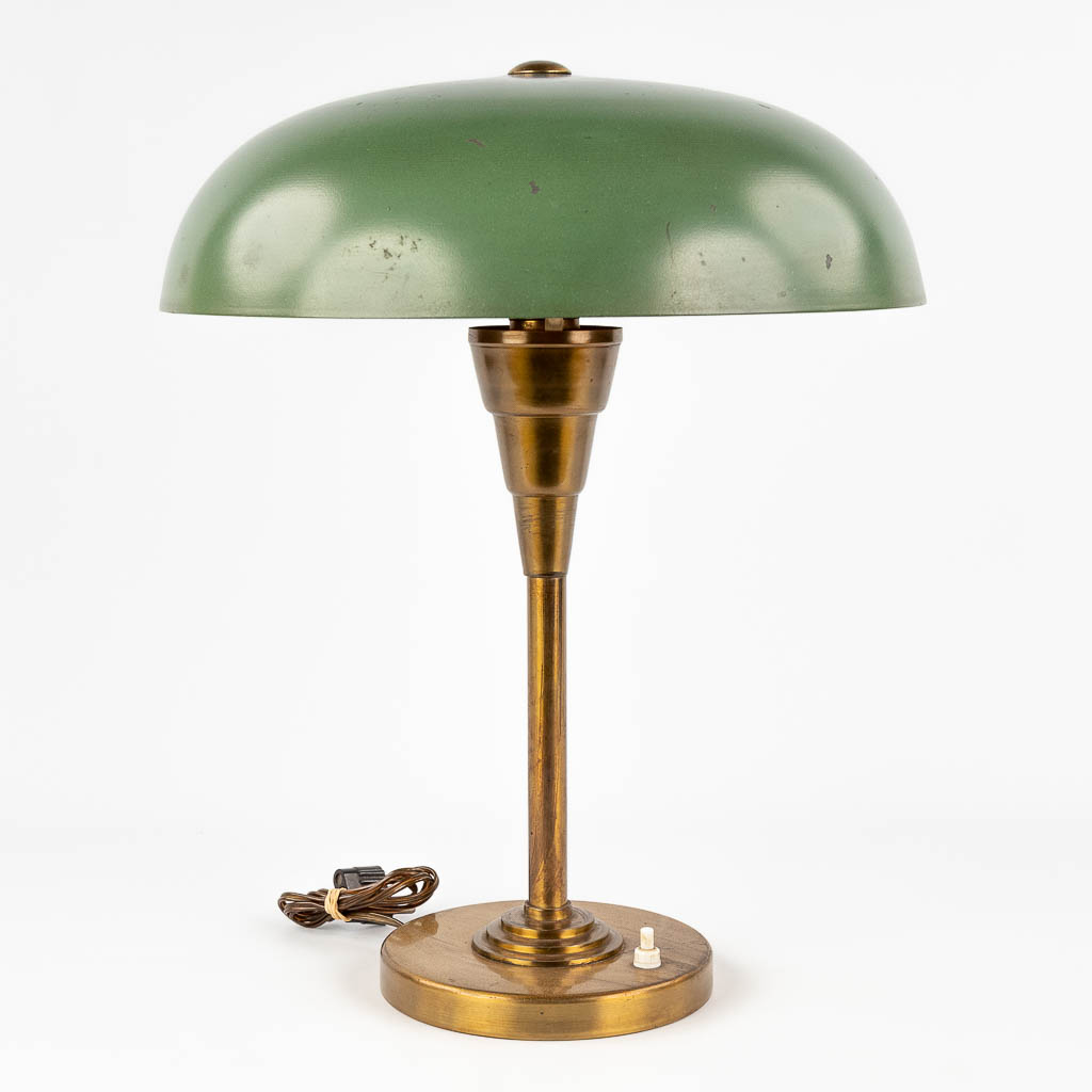 vloek Academie Vet Een tafellamp met groene lampenkap in art deco stijl. Circa 1920-1930. (H:  43 x D: 36 cm) | Flanders Auctions