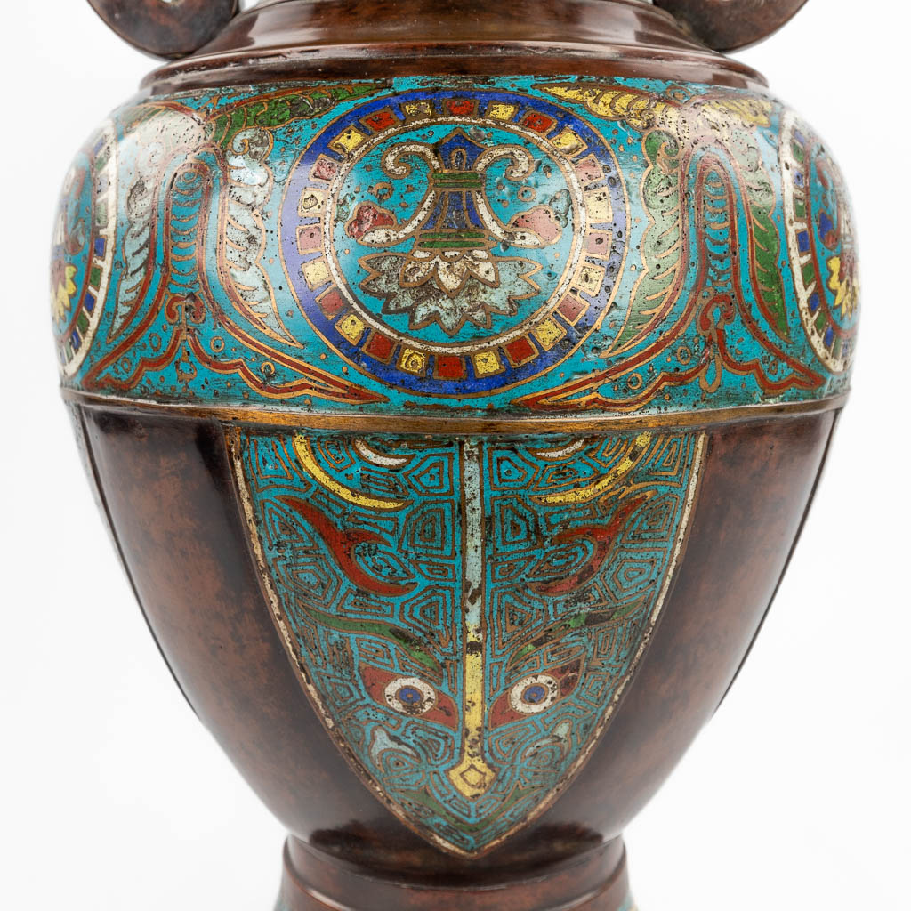 Een grote Oosterse vaas gemaakt uit brons met een champselvé decor. (H:60 x D:36 cm)