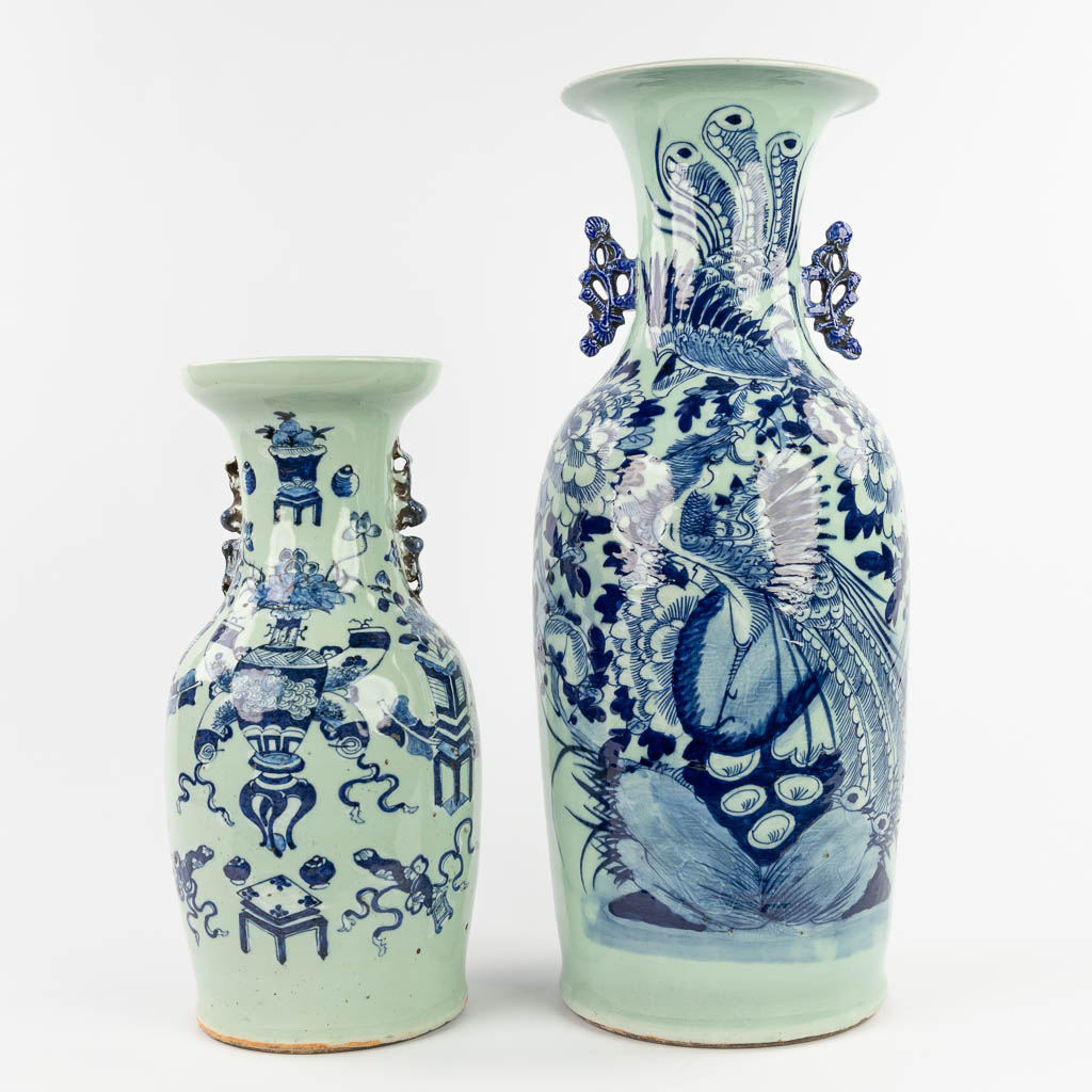 Twee Chinese vazen, celadon met een blauw-wit decor. 19de/20ste eeuw (H:59 x D:24 cm)