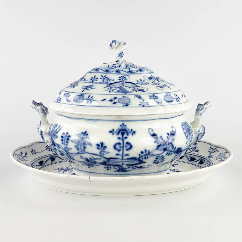 Meissen 'Zwiebelmunster' a large tureen on a bowl. 19th C. (D:28,5 x W:40 x H:24 cm)