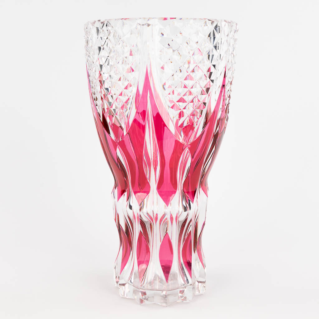 Val Saint Lambert, een vaas uit rood geslepen kristal. (H: 28,5 x D: 15,5 cm)