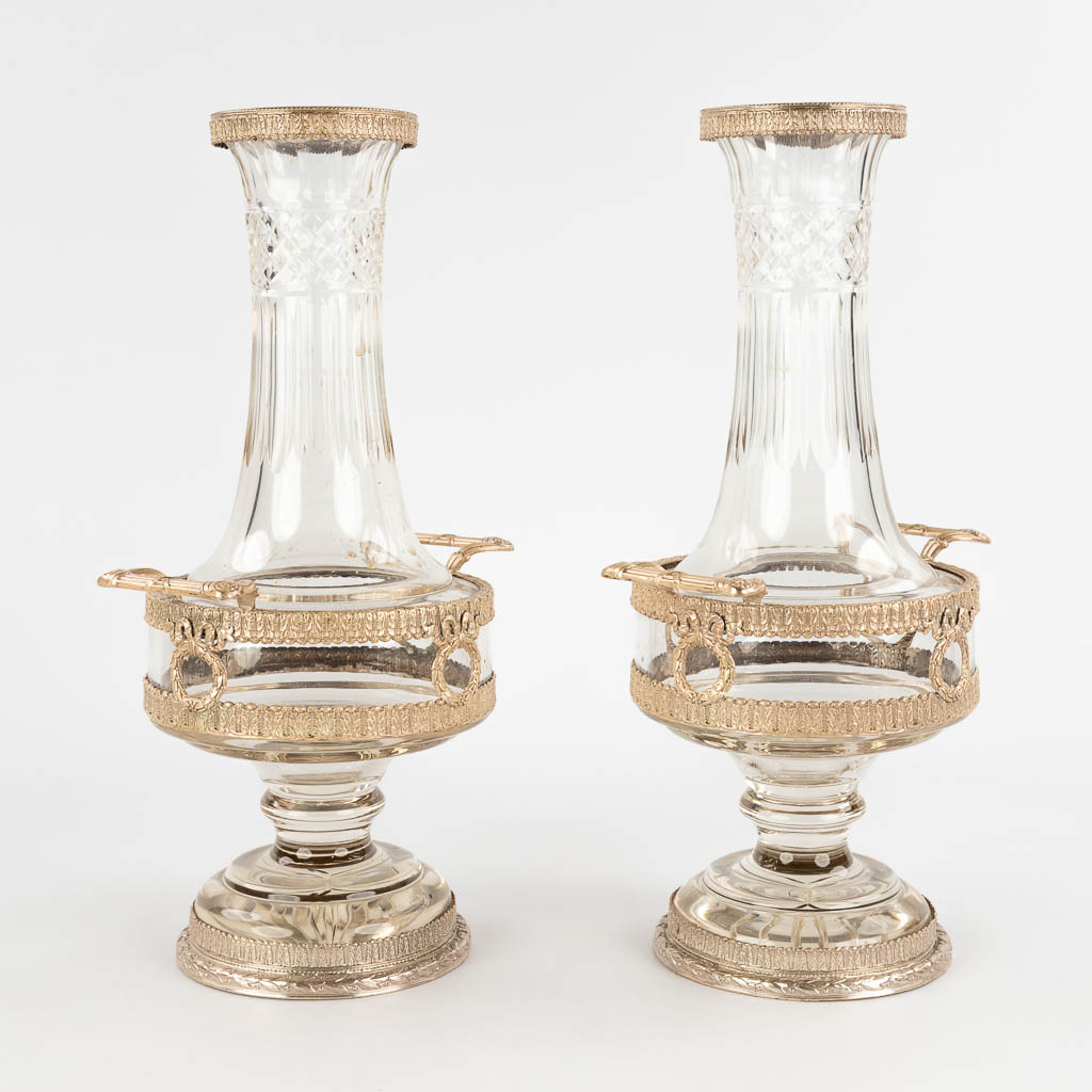 Een paar neoklassieke vazen, verzilverd brons op glas. 20ste eeuw. (D:14 x W:18 x H:33 cm)