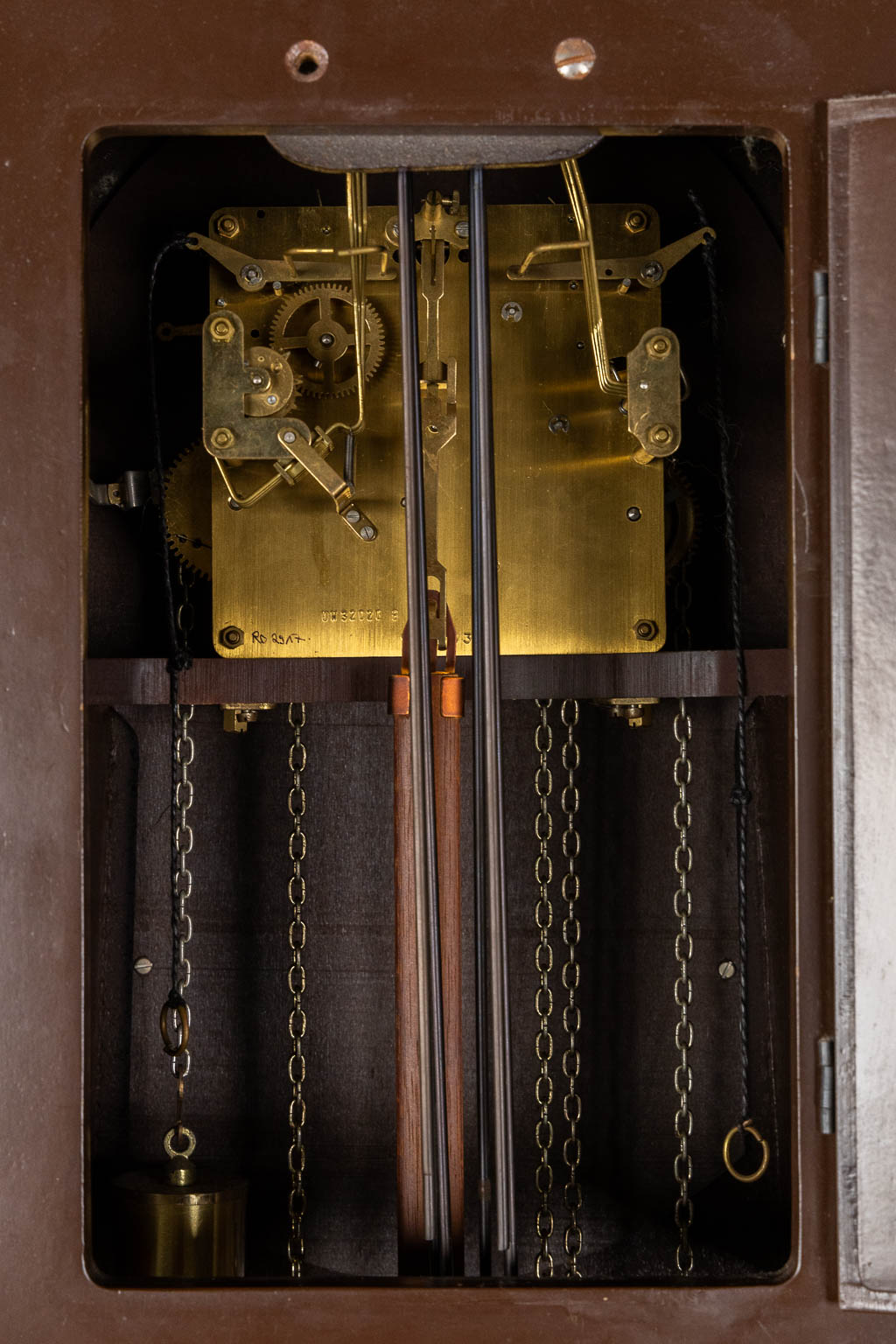 Een kartelklok op een staander, Westminster binnenwerk, marqueterie en gemonteerd met brons. (L:29 x W:47 x H:190 cm)