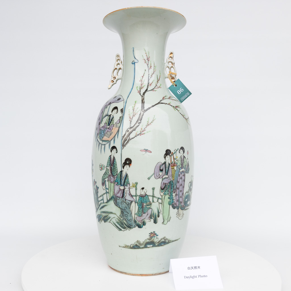 Een vaas gemaakt uit Chinees porselein en versierd met hofdames en bomen