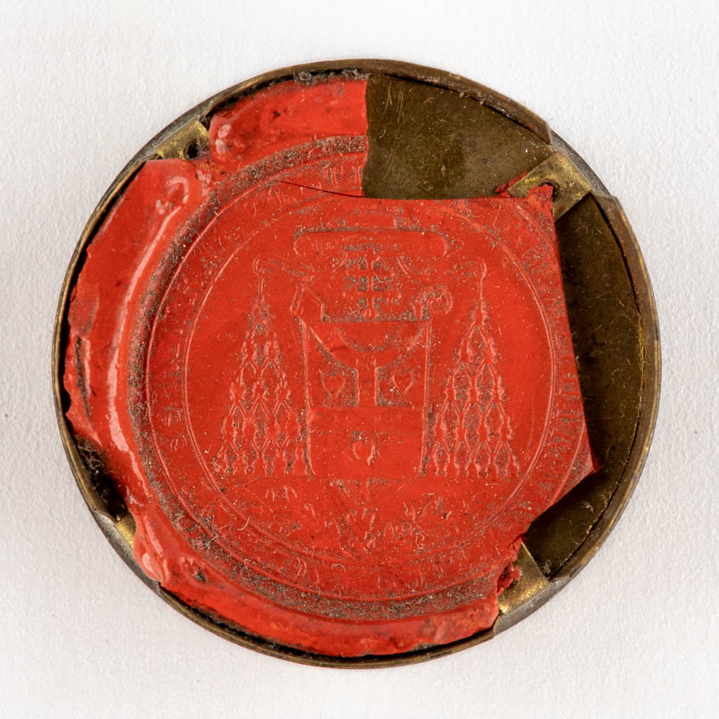 Een verzegelde theca met relikwie en document: Ex Arca Sepulerali Sancti Aloysii Gonzales C. (H:1,2 x D:3,7 cm)