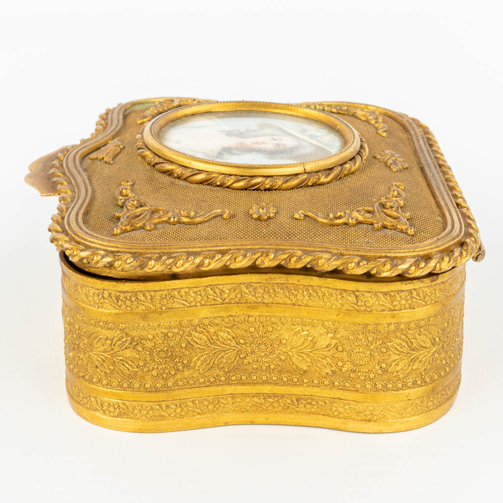 A jewelry box with miniature painting, made of gilt bronze. Napoleon 3. (H:5cm)