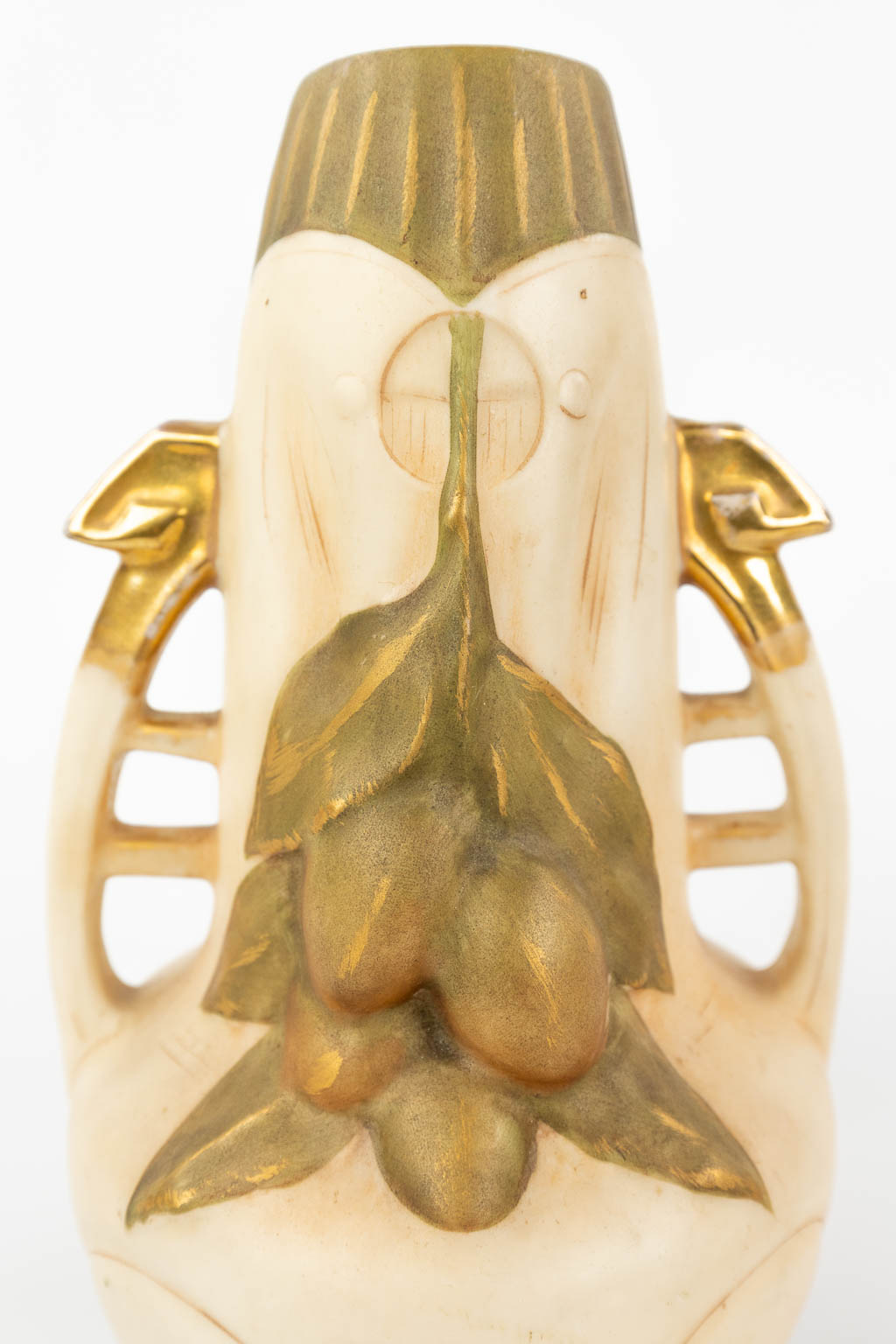 Royal Dux, een paar vazen gemaakt uit faience in art nouveau stijl. (H:21,5 x D:12 cm)