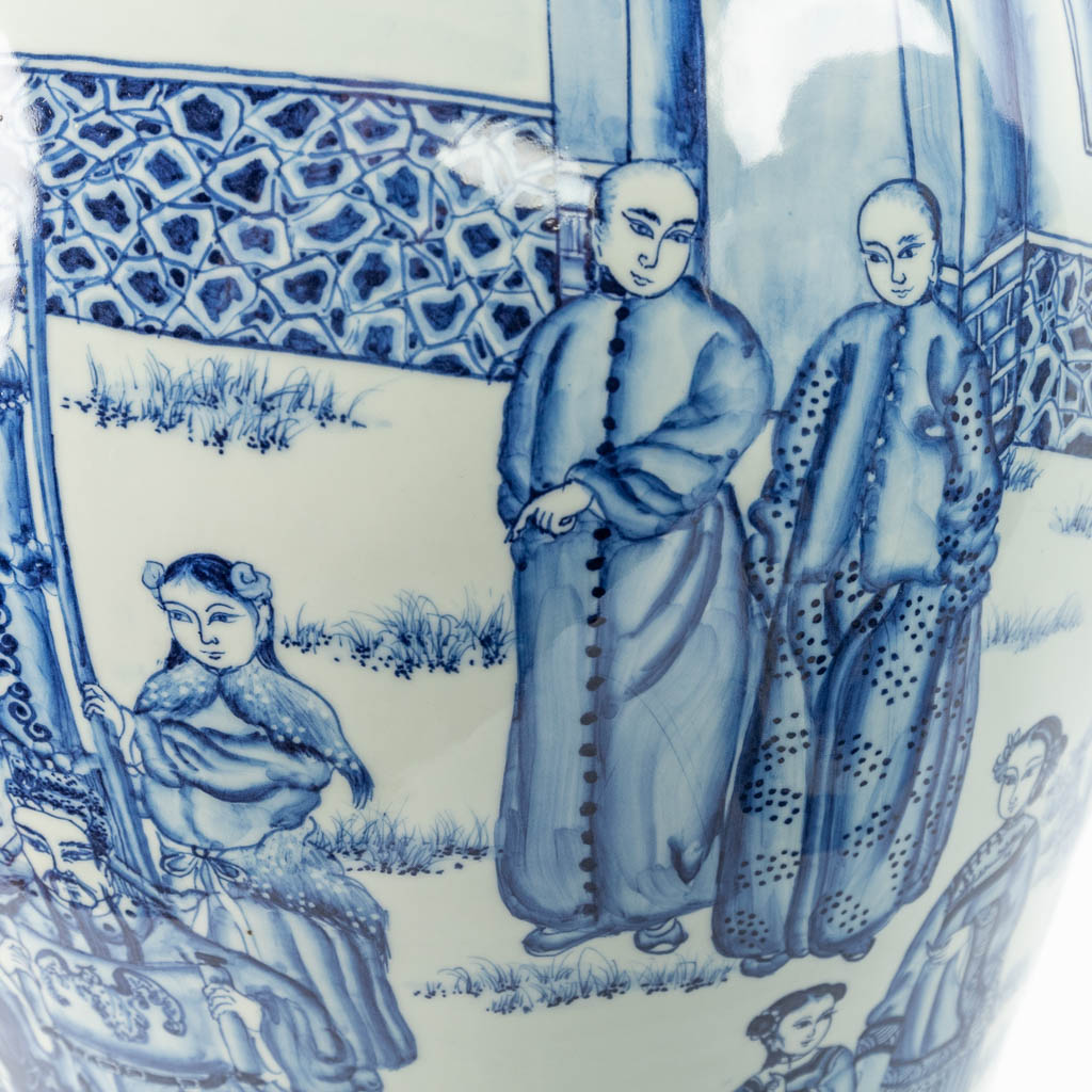 Een paar grote Chinese dekselvazen gemaakt uit blauw-wit porselein met de keizer, draken en foo honden op de deksels (H:83cm)