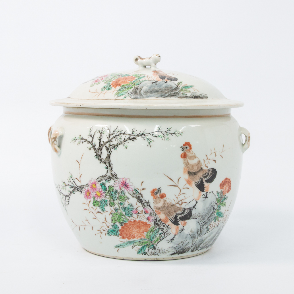  Chinese pot with lid