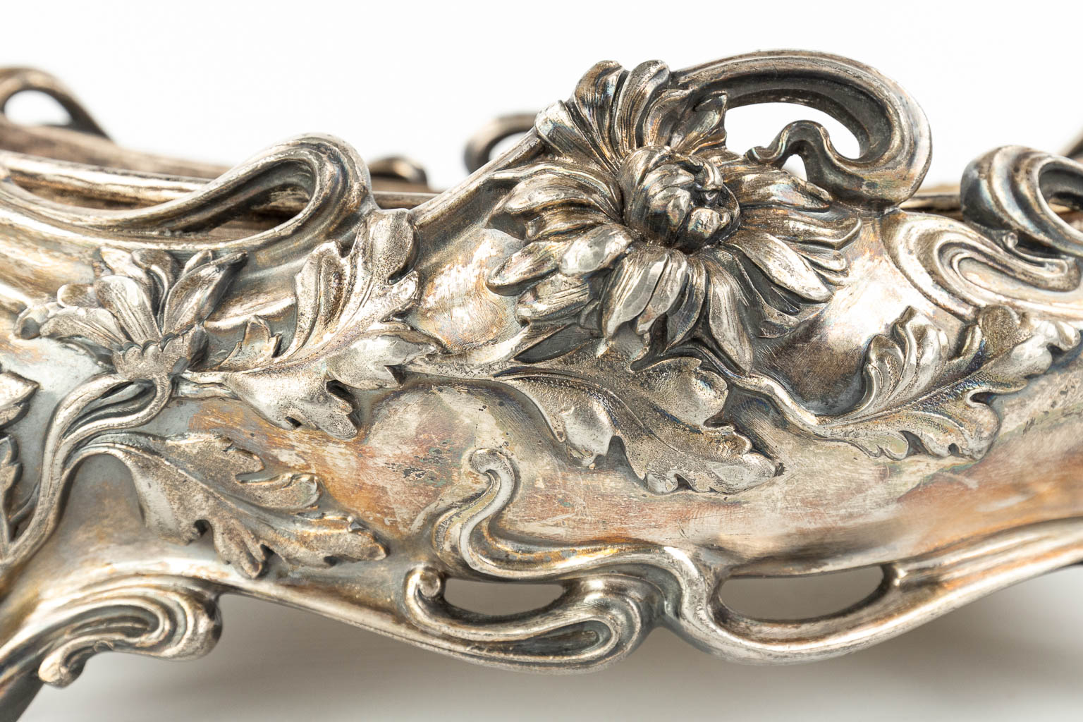 An antique table centrepiece or Jardinière, made in art nouveau style of silver-plated metal. (H:14cm)