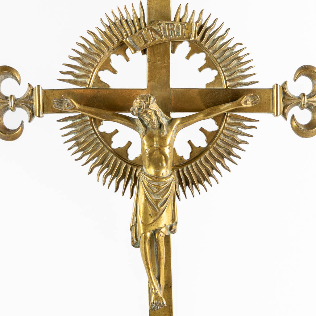 Een kruisbeeld met Corpus Christi, brons, Neogotiek. (W:26,5 x H:54 cm)