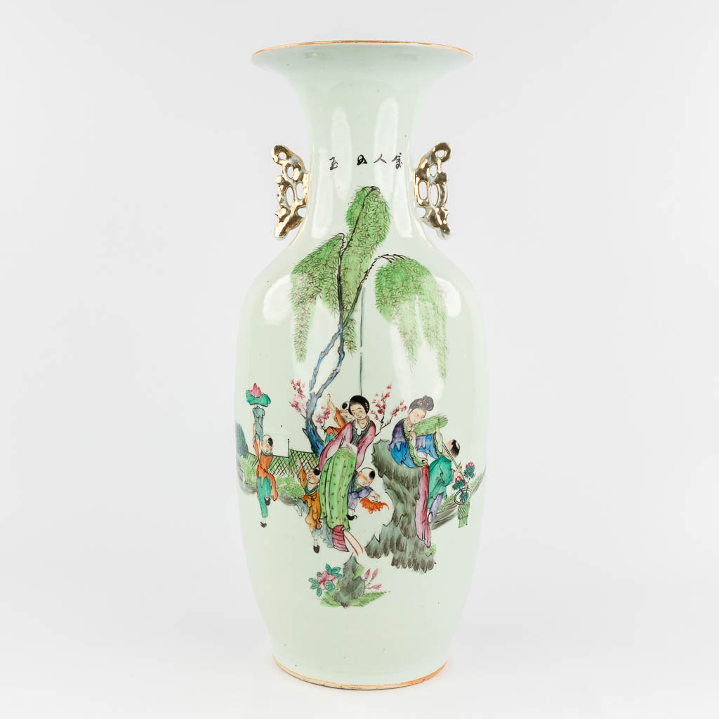  A Chinese vase, porcelain decorated with ladies and playing children. 19th/20th C. 